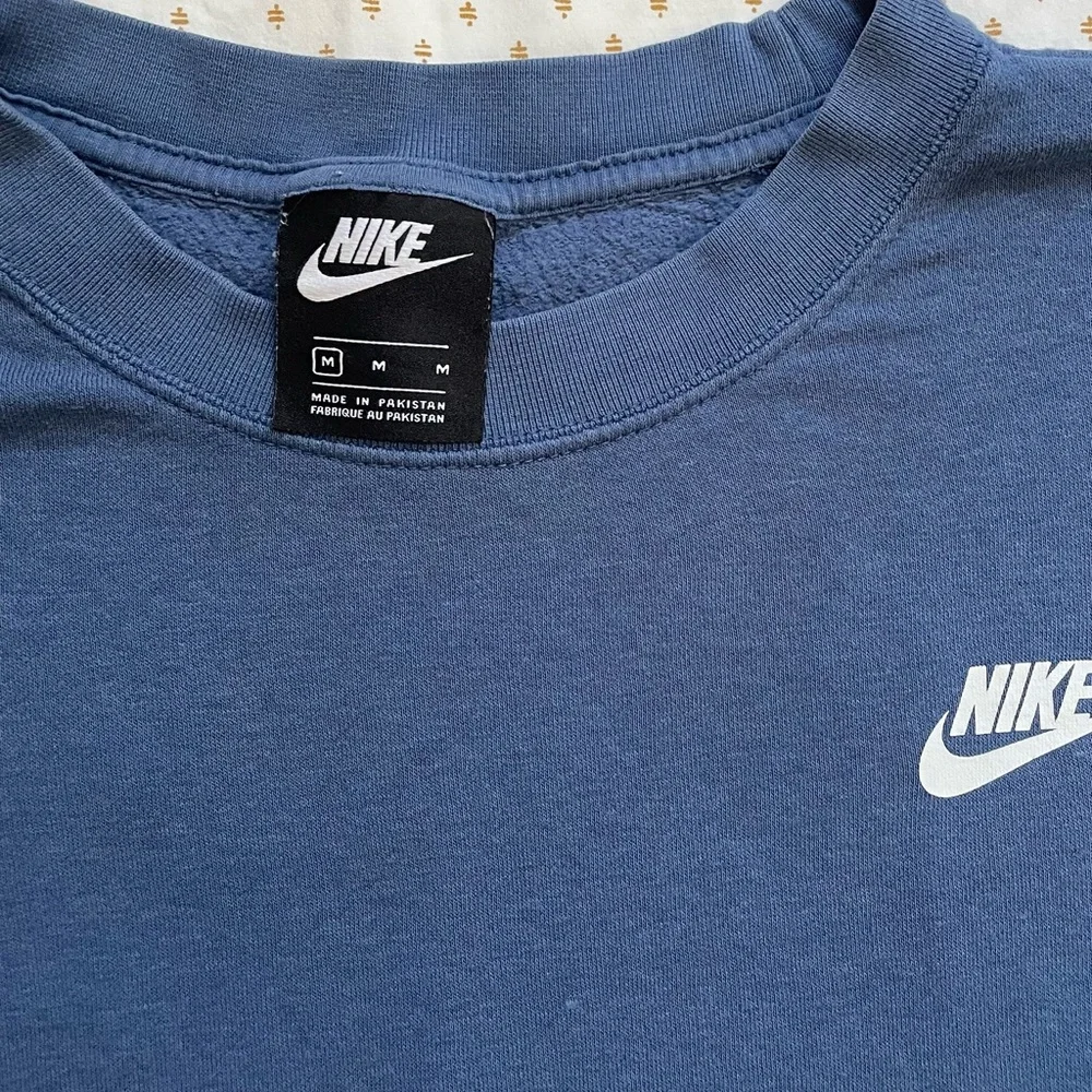 Nike the vintage women’s sweater size medium - Picture 3 of 5